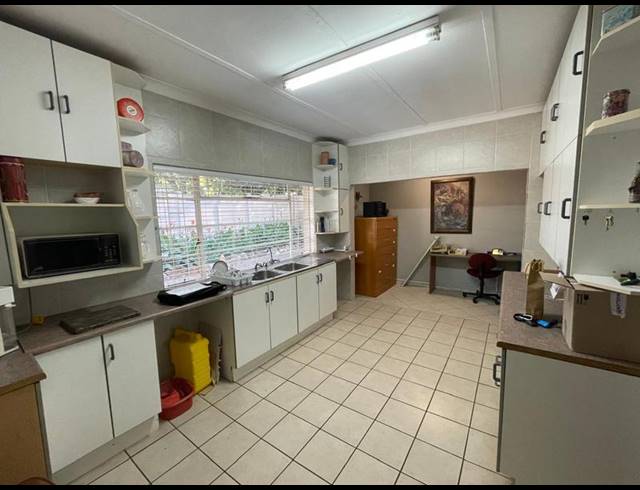 BUSINESS PROPERTY TO RENT IN LYTTELTON MANOR